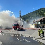 Les pompiers de Troistorrents sont actuellement à pied d'œuvre pour maîtriser les flammes.